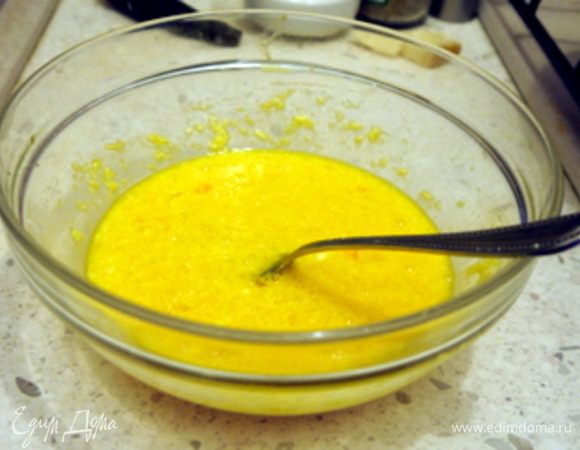 Взбить яйца с молоком и тёртым сыром и тремя порубленными листиками мяты. Посолить.
