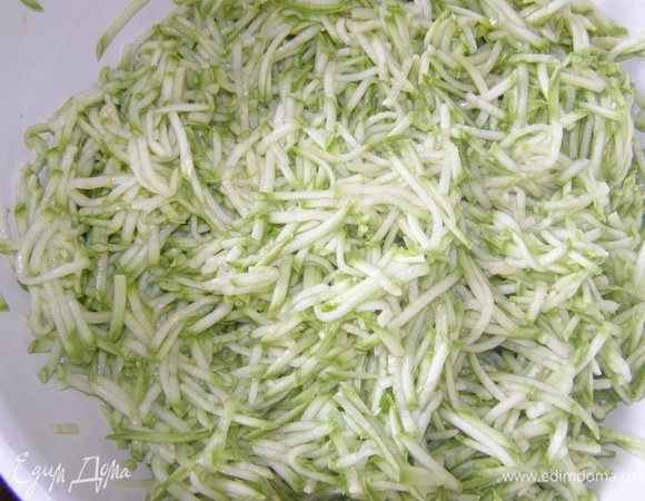 Кабачки натрите на крупной терке, посолите, отожмите сок.