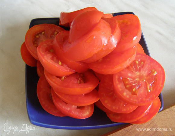 Помидоры нарежьте кружочками.