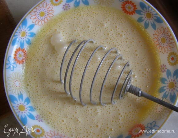 Яйца взбейте со сметаной, посолите.