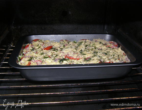 Форму смажьте маслом, выложите половину кабачков, сверху — фарш, затем опять кабачки. Выложите помидоры. Залейте сметанно-яичной смесью, посыпьте тертым сыром.