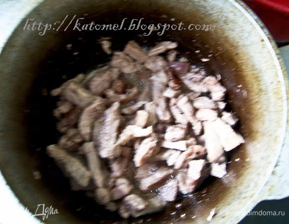Говядину нарезать на полоски толщиной 1 см. Обжарить на растительном масле в сотейнике или казане до золотистой корочки.