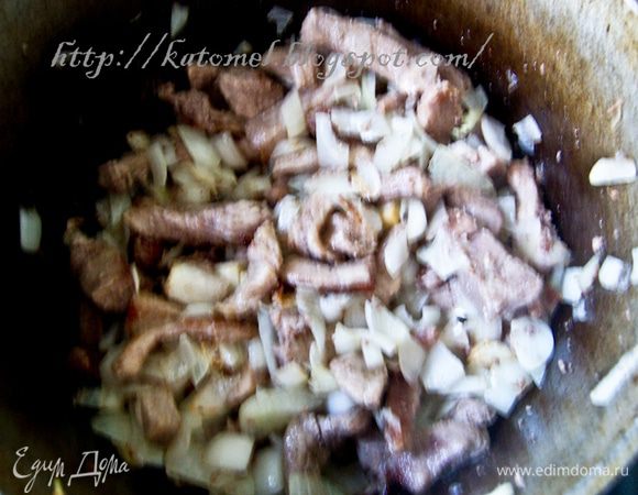 Добавить мелко нарезанный лук и разрезанные вдоль зубчики чеснока. Тушить 5–7 минут, периодически помешивая.