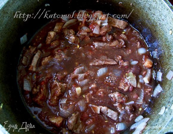 Помидоры очистить от кожуры, потереть на терке. Добавить к мясу помидоры, томатную пасту, вино, соль и перец. Убавить огонь и тушить около 40 минут, накрыв крышкой.