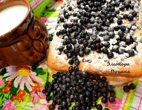 Разводим дрожжи в 5омл.воды+сах.песок.Замешиваем все ингредиенты...я в этот раз прям миксером,тесто должно получится не очень крутым (чтоб не отставало от рук),даём тесту подняться 2раза.