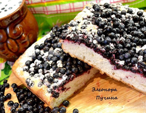 Немного остывший пирог припорошить сах.пудрой и подать с молоком и свежими ягодками черники!!!)