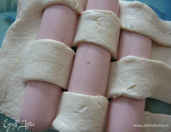 Сосиски разрезать пополам вдоль.Вставить сосиску в разрезы в шахматном порядке.