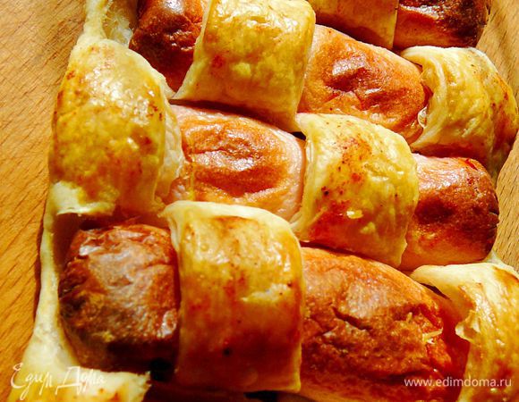 Лучше делать все это сразу на противне,застеленном пергаментом.Смазать взбитым яйцом,присыпать специями.Я присыпала сладкой паприкой и сухим укропом.Запекать в заранее разогретой до 180С.духовке,около 20-25 минут,до золотистого корочки.