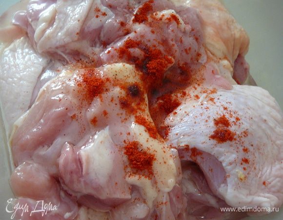 Бедра вымыть и обсушить.Аккуратно вырезать кость.Кожу не снимать.Сложить в емкость.Добавить растительное(оливковое масло)и все специи,посолить.