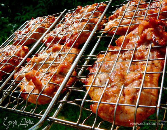Перемешать тщательно и оставить мариноваться на пару часов в холодильнике.Жарить на мангале,на решетке.Сложив в двое,так чтоб бедро было как бы завернуто в кожу.Бедра без кости готовятся быстрее,а благодаря тому что они защищены кожей ,они остаются сочными.Жарить периодически переворачивая.