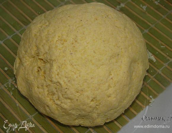 Затем добавляем 150 г сыра, хорошенько вымешиваем, формируем шар и оставляем на 1 час. Посудину с тестом накрываем полотенцем, предварительно смоченым в горячей воде и отжатым. Я разогреваю духовку до 50 градусов, затем выключаю ее и ставлю тесто на расстойку.