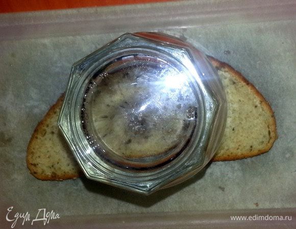 Берём самый широкий стакан и ставим на середину ломтика хлеба.