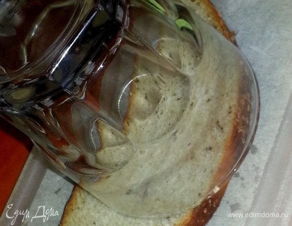 Надавливаем кругообразными движениями,чтобы отделить края.