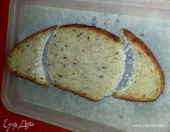 У меня хлеб кислосладкий и получился овал,но если взять тостерный хлеб, то ровный кружок гарантирован!