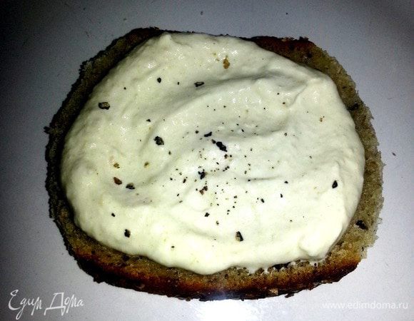 В центр тарелки помещаем ломтик,на хлеб кладём столовую ложку заправки.