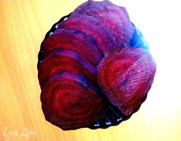 Свеклу отвариваем заранее и нарезаем на кружки.