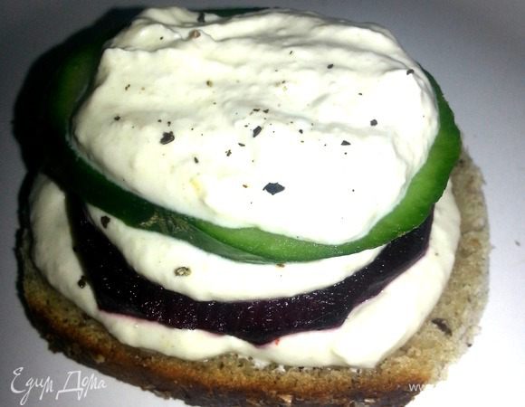 Сверху сметанный соус.