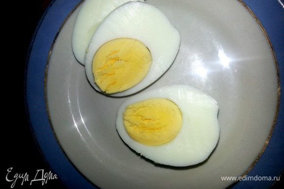 Яйцо нарезаем вдоль на три части...