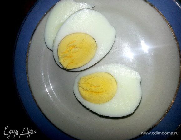 Яйцо нарезаем вдоль на три части...