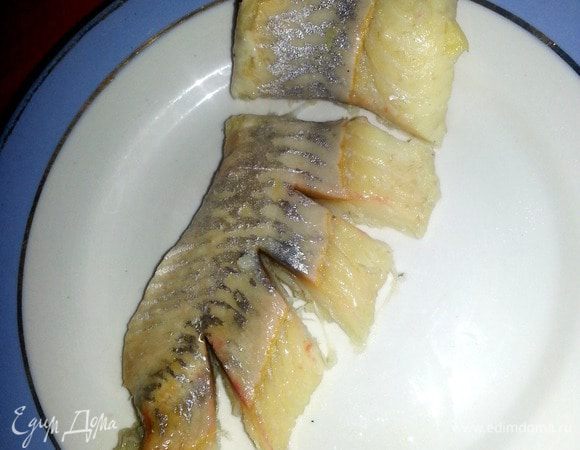 Филе делим поровну,слегка надрезаем...