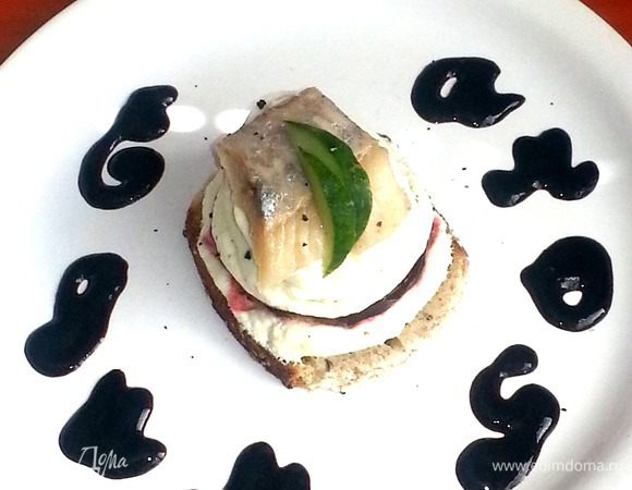 Украшаем густым бальзамическим соусом(капли,буквы,зигзаги...)Надеюсь,прочитать можно,что я написала Вам!)))