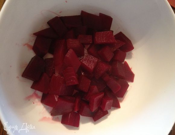 свеклу отварить, порезать кубиками
