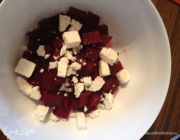 сыр Фета порезать кубиками, добавить к свекле