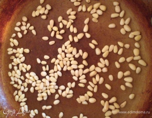 Орешки обжарить на сухой сковороде