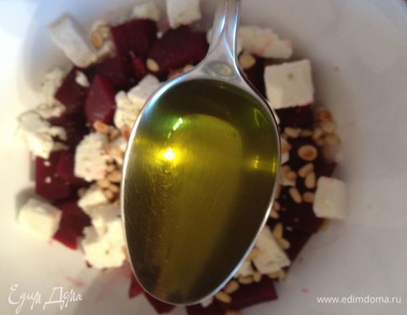 Посолить, поперчить, налить оливкого масла, перемешать