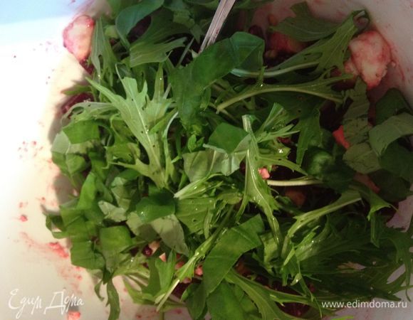 Добавить руколу, базилик, снова перемешать