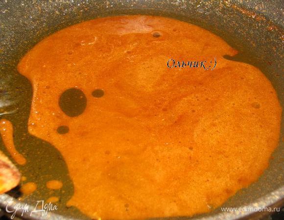 Для карамели в разогретой сковороде растапливаем ч. л. масла и сахар. На среднем огне варим карамель до янтарного цвета. 