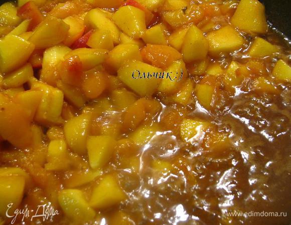 Фрукты должны хорошо прогреться, чтобы при добавлении в карамель она не застыла. Добавляем фрукты к карамели, провариваем несколько минут.