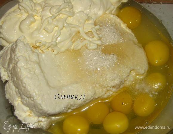 Творог, сметану, яйца, сахар и ваниль взбить погружным блендером до кремообразного состояния. 