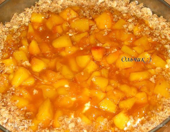 Сверху аккуратно распределяем фрукты в карамели. Карамель оставляем, она нам еще понадобится. Оставшуюся овсяную крошку распределяем по краям пирога. Отправляем в духовку на 40 минут при 180 градусах.