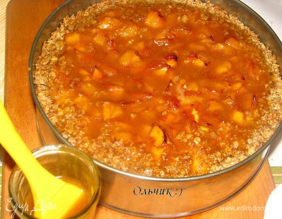 Вынимаем пирог, смазываем его оставшейся карамелью при помощи кисточки. Возвращаем в духовку еще на 5 минут.