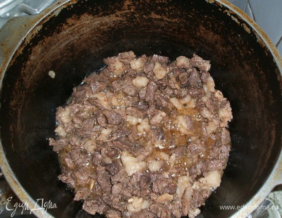 Мясо нарежьте мелкими кусочками, посолите и поперчите его, обжарьте в раскаленном масле (я это делаю под крышкой). Когда появляется сок, я убавляю газ и тушу на среднем огне.