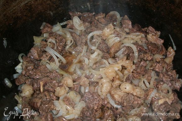 Лук нарежьте полукольцами и, когда мясо обжарится, добавьте лук и опять под крышку — тушить.