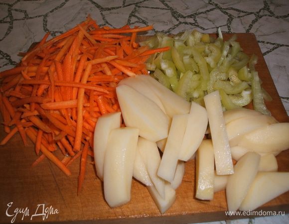 Пока тушится мясо, подготовьте овощи. Все нарежьте соломкой, морковь и перец — потоньше, картофель — потолще. Для моркови и перца можно использовать блендер, получается быстрее.
