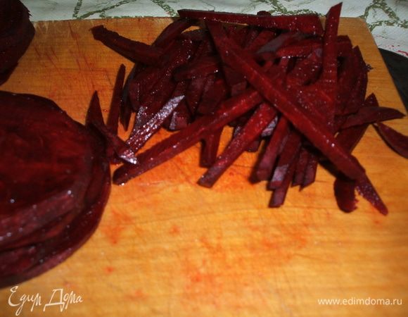 Свеклу тоже можно измельчить в блендере, но когда нарезано руками, получается вкуснее.