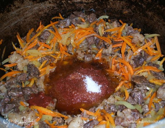 Когда лук станет красивым и мягким, добавьте морковь, тушите еще минут 5, затем положите болгарский перец и тушите еще 5 минут. Затем положите в середину 2 ложки томатной пасты, немного посолите и добавьте щепотку сахара. Перемешайте, дайте пасте немного обжариться — минуты 2–3. После этого все перемешайте и накройте еще крышкой.