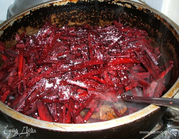 Пока все тушится, займитесь свеклой. Нарежьте и положите в кастрюлю к овощам.