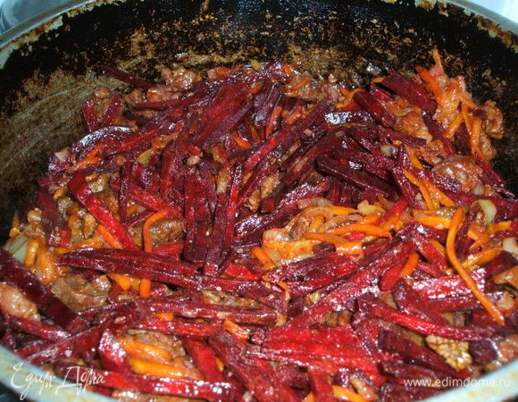 Посолите, перемешайте. Накройте крышкой, продолжайте тушить еще 15 минут. Свекла не должна стать совсем мягкой.