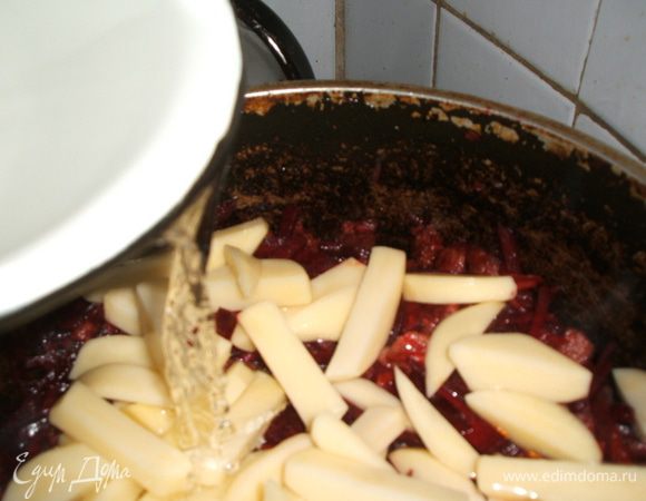 Добавьте картофель, залейте водой и увеличьте огонь, чтобы суп закипел!