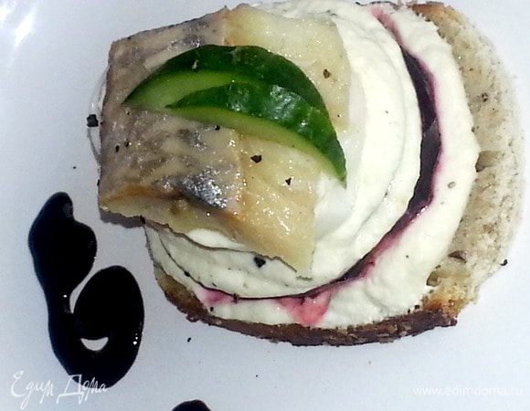 Сверху в селёдочку втыкаем"эрокез"из кусочков огурца)))