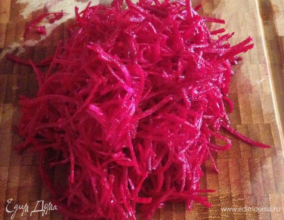 Варим свекольник. Свеклу натереть на терке или измельчить в блендере. Поставить варить 10-15 мин.