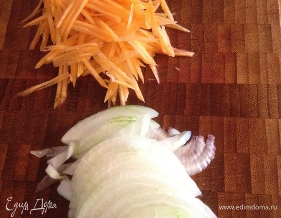 Лук порезать полукольцами, морковь нарезать соломкой, обжарить на оливковом масле