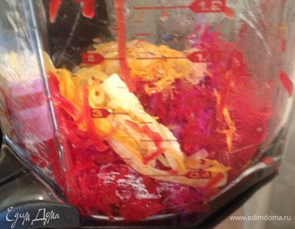 отваренную свеклу, зажарку взбить в блендере