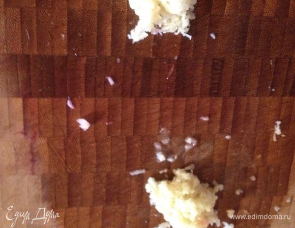 Имбирь, чеснок натереть на мелкой терке. Отправить в свекольник. Посолить. Вскипятить, выключить.