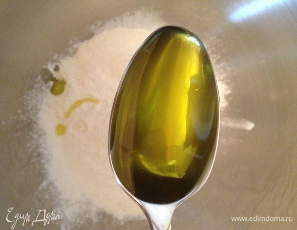 Готовим тесто. В теплой воде растворяем соль. В муку выливаем оливковое масло, воду.