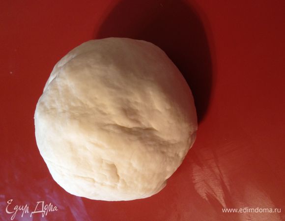 замешиваем тесто. Тесто очень эластичное. Накрываем пленкой, даем отдохнуть, пока готовится начинка